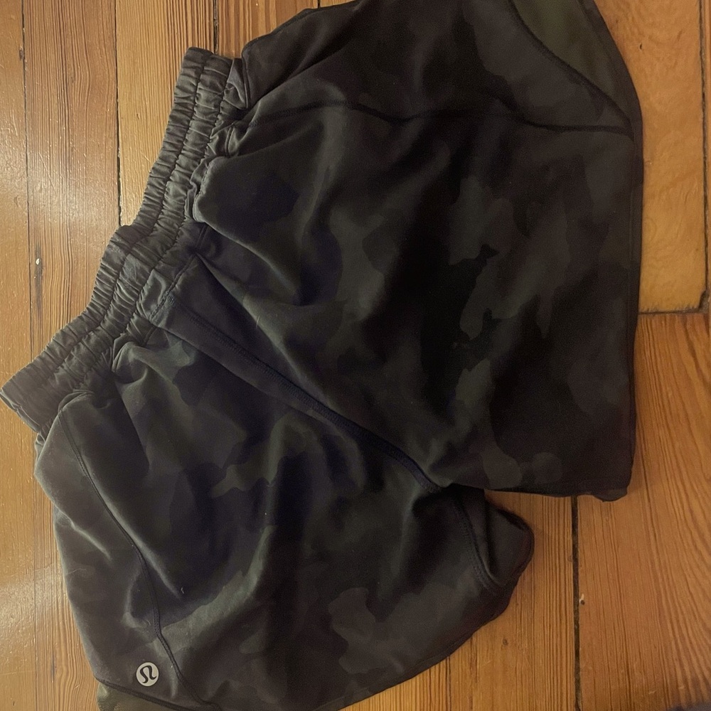 Lululemon 4” hotty hots